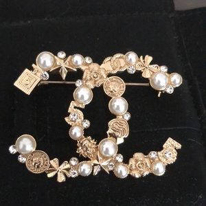 chanel inspiration logo pearl brooch